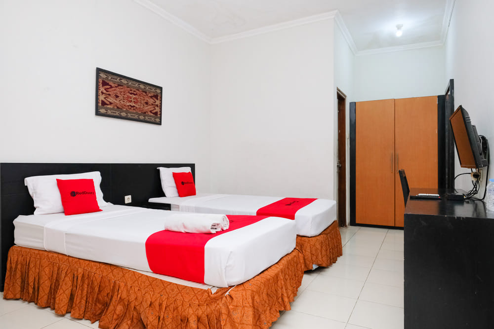 RedDoorz Twin Room