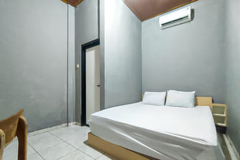 Nay Guesthouse near UMS Mitra RedDoorz