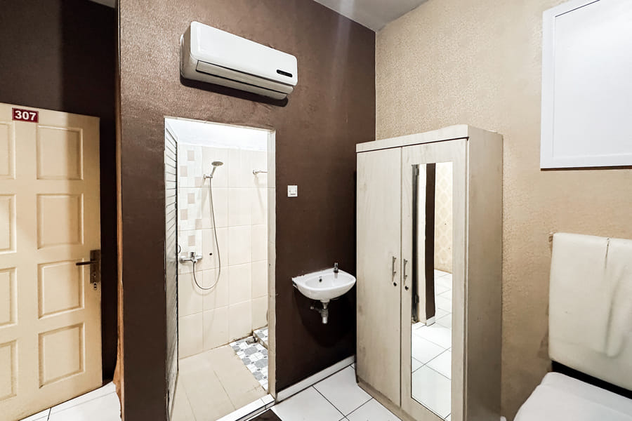 RedDoorz near RS Columbia Asia Aksara Medan