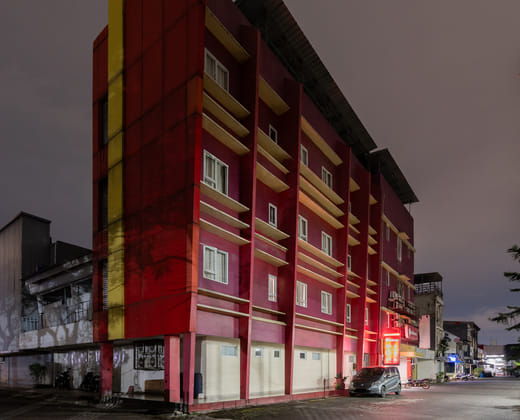 RedDoorz Plus Near Galaxy Bekasi