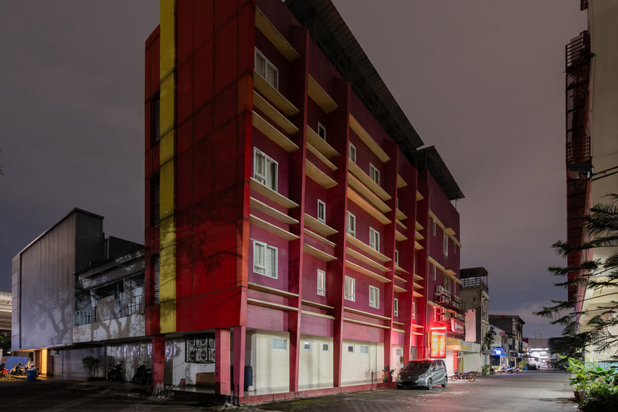 RedDoorz Plus Near Galaxy Bekasi