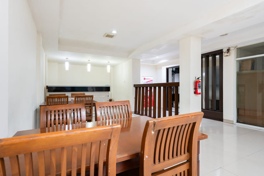 RedDoorz Plus Near Galaxy Bekasi