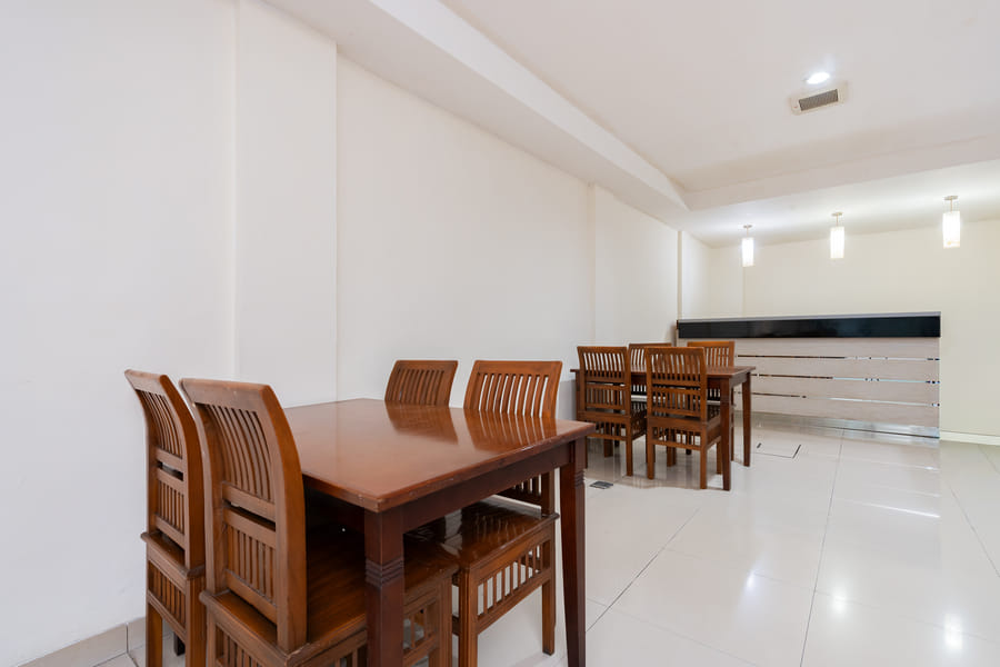 RedDoorz Plus Near Galaxy Bekasi