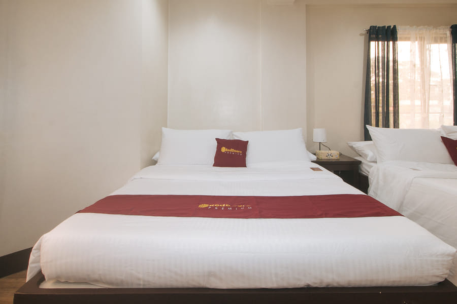 RedDoorz Premium @ RNJ Hotel