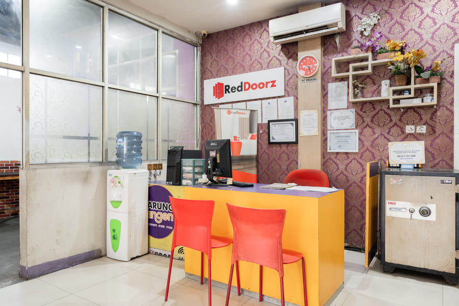 RedDoorz Plus Near Stasiun Bekasi