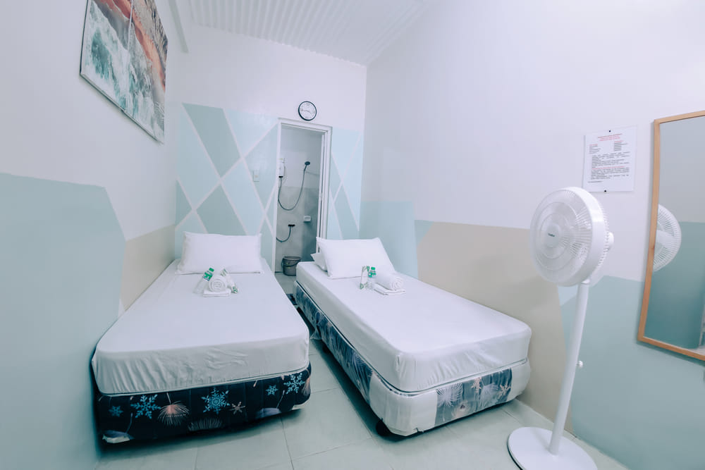 RedDoorz Twin Room