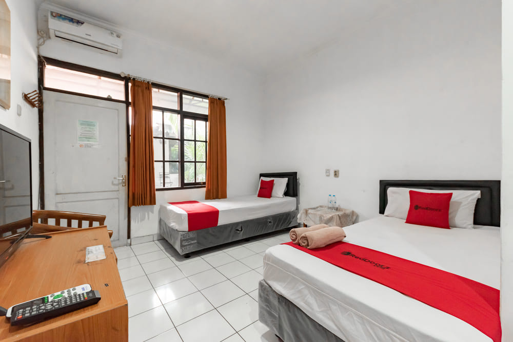 RedDoorz Twin Room
