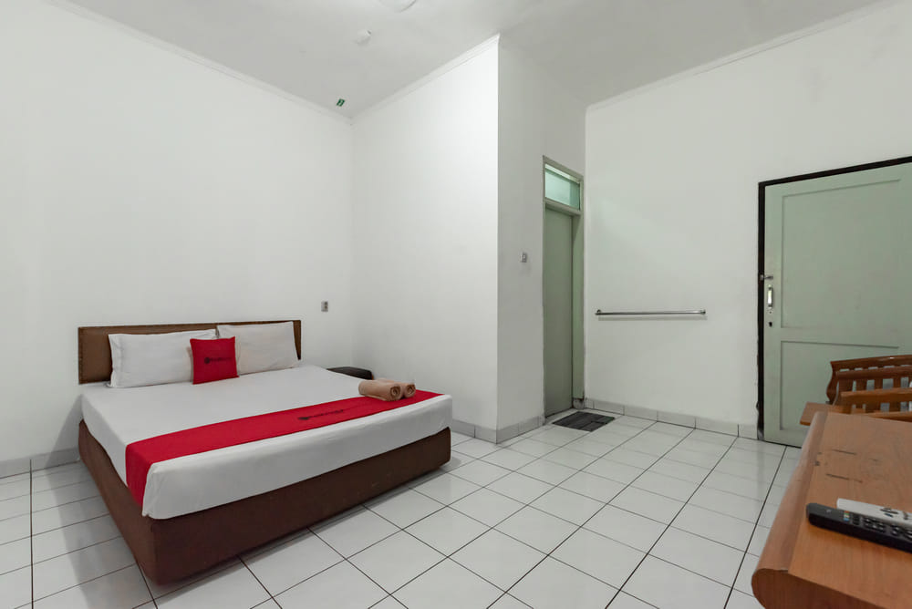 RedDoorz Superior Room