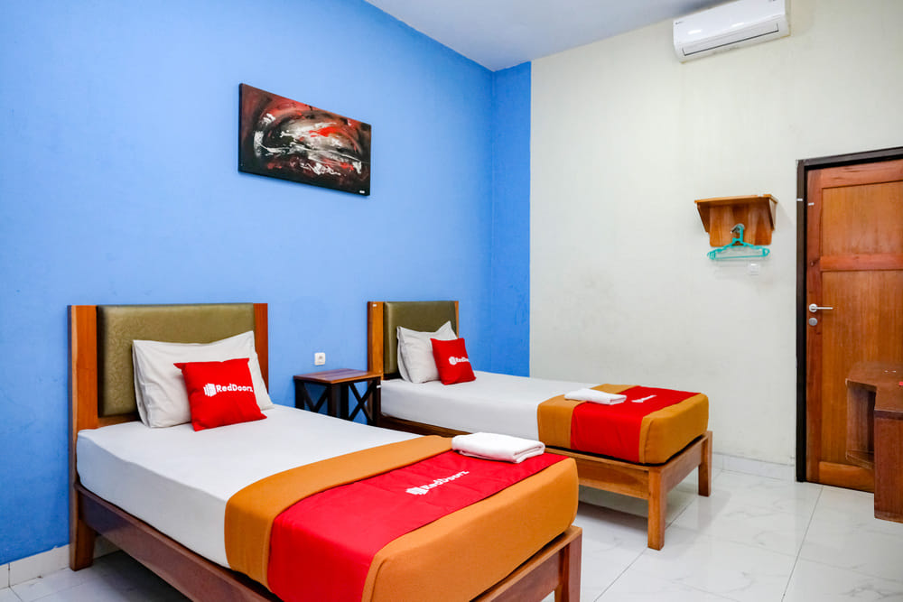 RedDoorz Twin Room