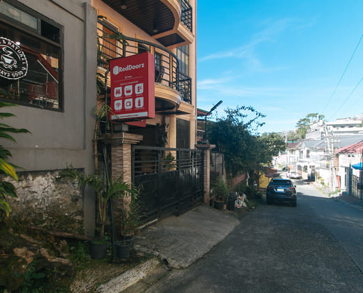 RedDoorz Hostel @ Faes Transient House