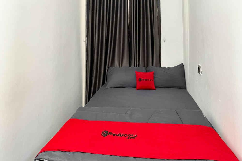 RedDoorz Single Room