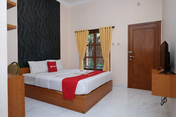 RedDoorz Syariah Omah Tentrem near Pakuwon Mall