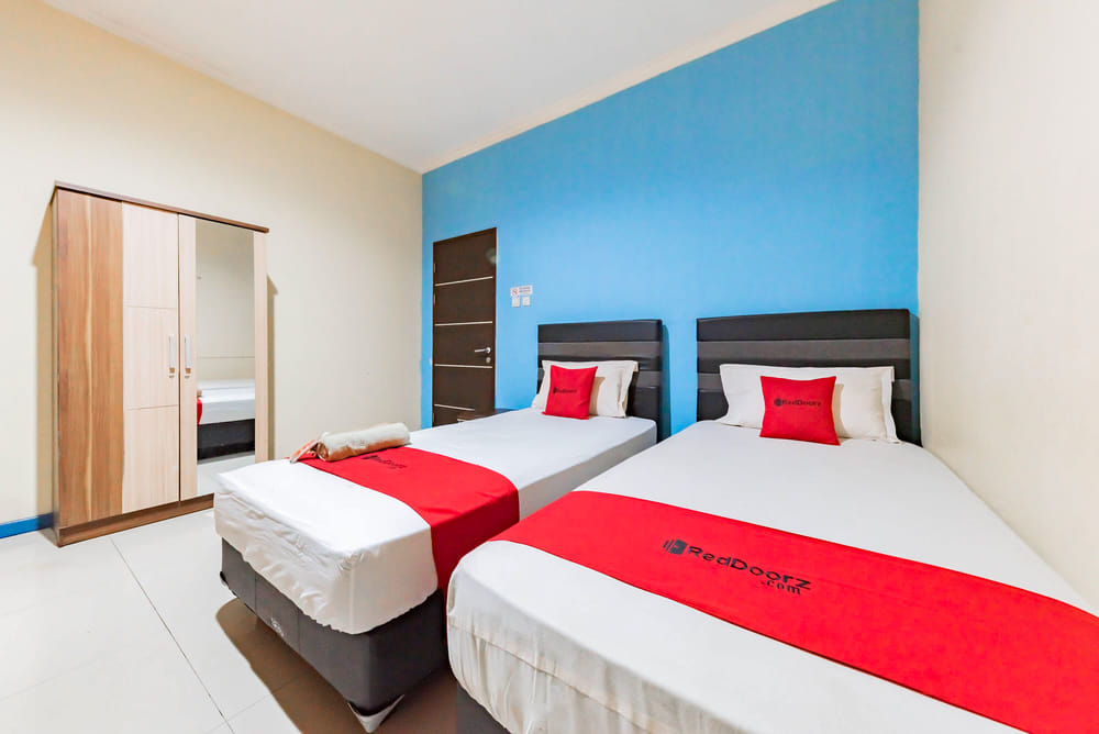 RedDoorz Twin Room