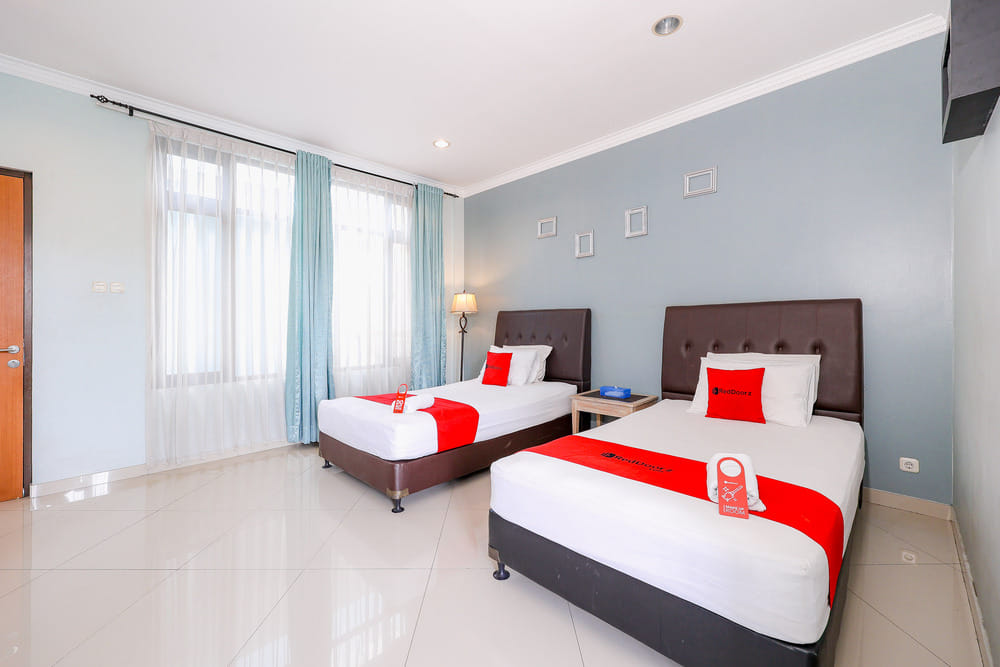 RedDoorz Twin Room