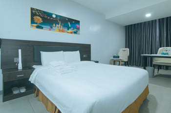 Luna Hotel by RedDoorz near MOA