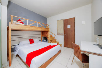 RedDoorz Plus near Asia Afrika 3