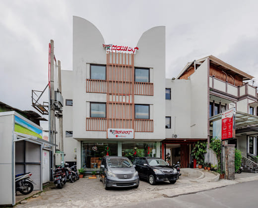 RedDoorz Plus near Asia Afrika 3