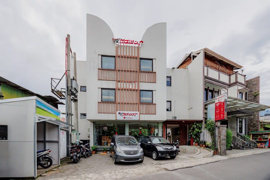 RedDoorz Plus near Asia Afrika 3