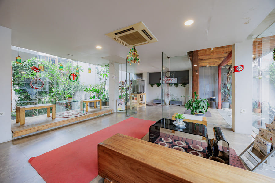 RedDoorz Plus near Asia Afrika 3