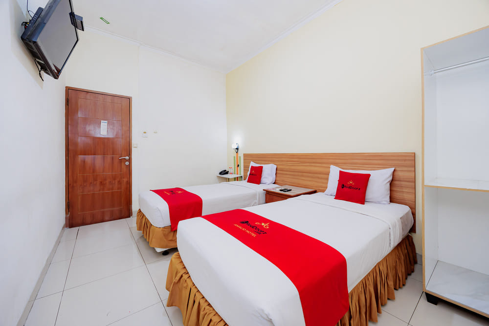 RedDoorz Twin Room