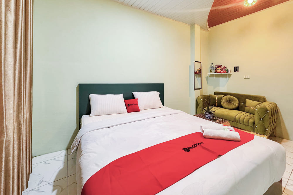 RedDoorz Deluxe Room