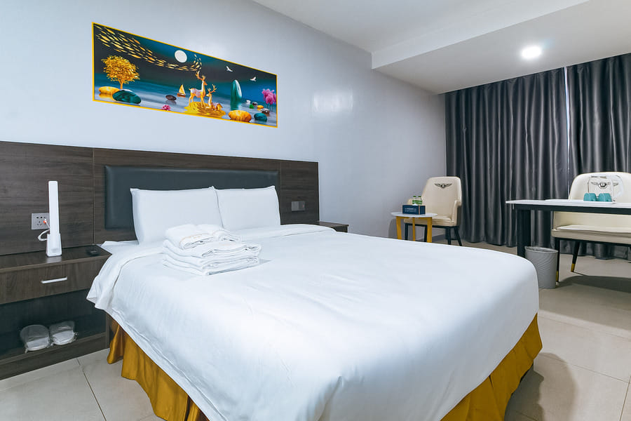 Luna Hotel by RedDoorz near MOA