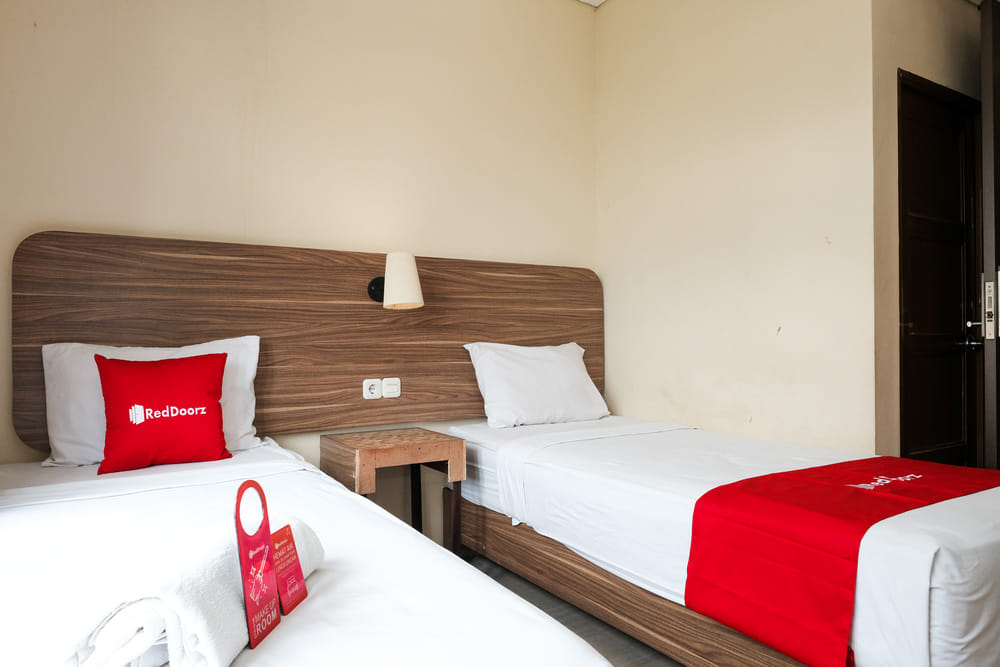RedDoorz Twin Room
