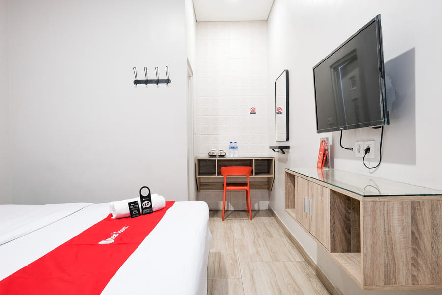 RedDoorz near Ciputra Golf Surabaya