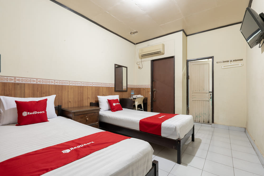 RedDoorz Twin Room