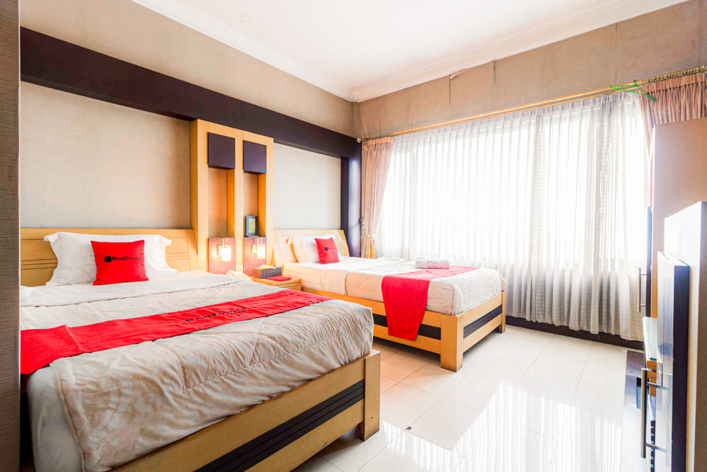 RedDoorz Twin Room