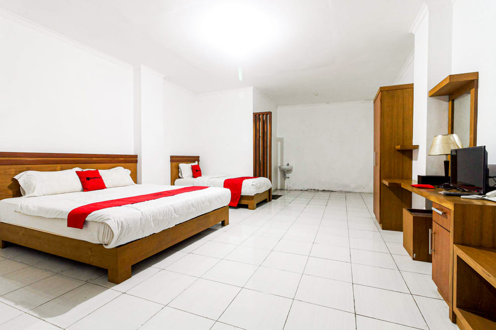 RedDoorz Family Room