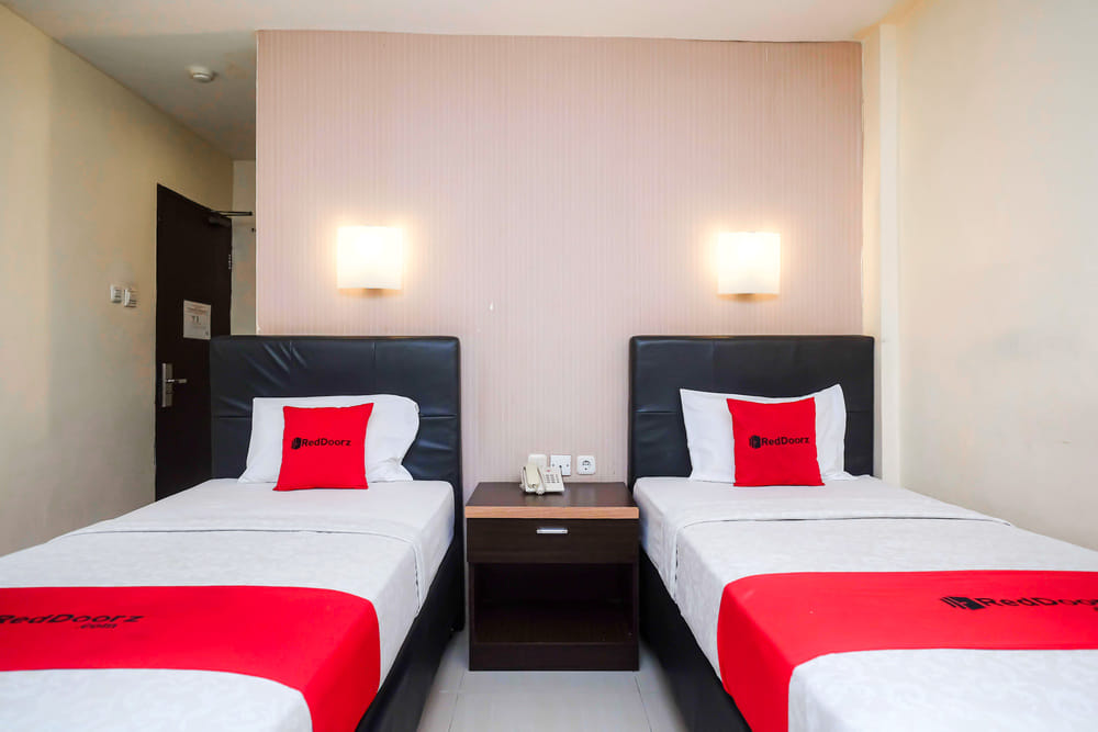 RedDoorz Twin Room
