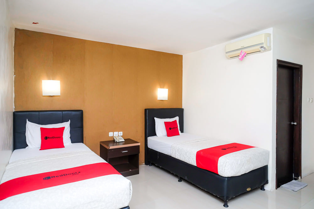 RedDoorz Deluxe Twin Room