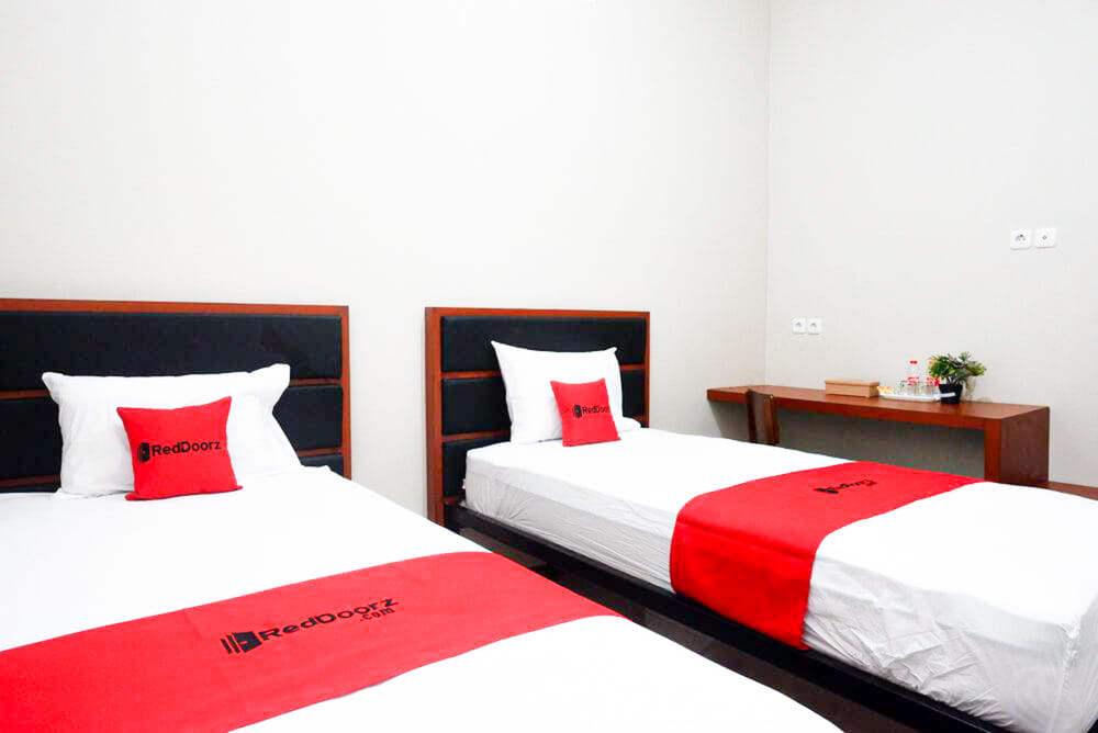 RedDoorz Twin Room