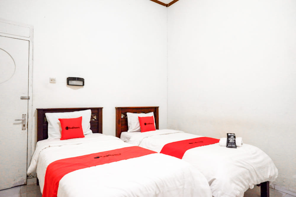 RedDoorz Twin Room