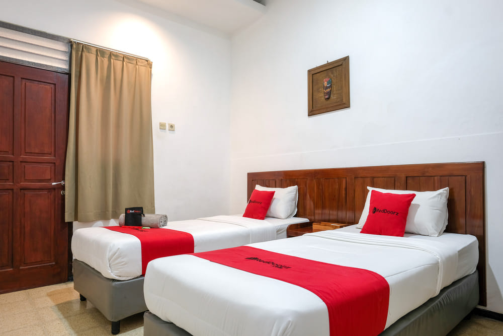 RedDoorz Twin Room