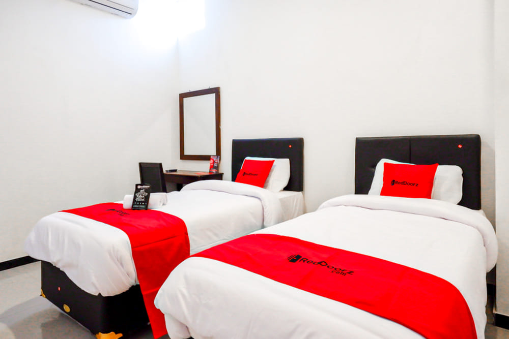 RedDoorz Deluxe Twin Room