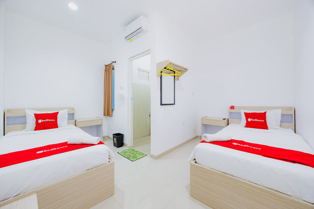RedDoorz Twin Room