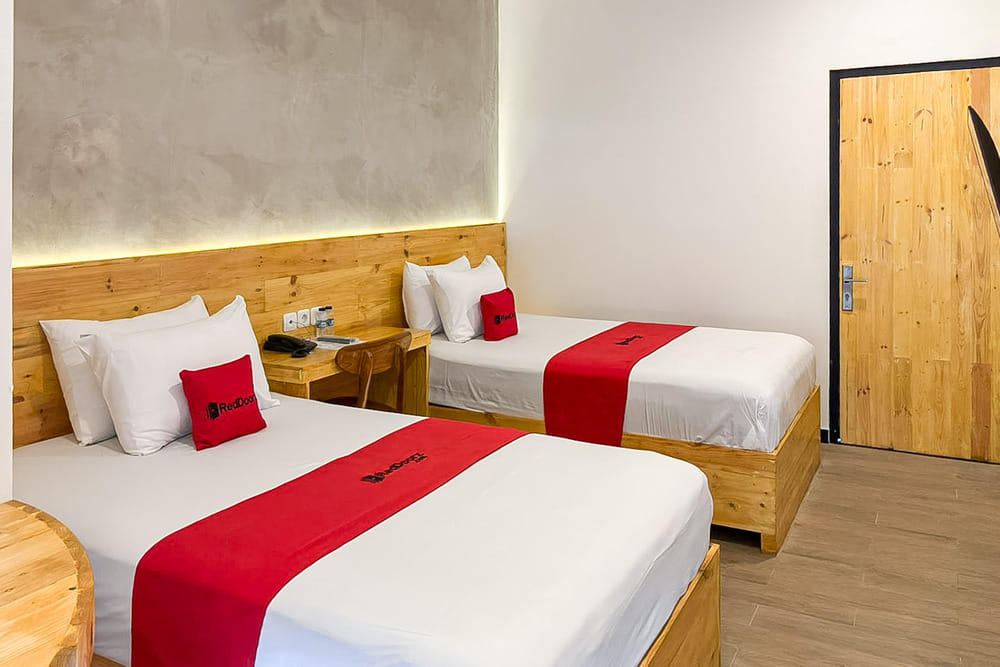 RedDoorz Twin Room