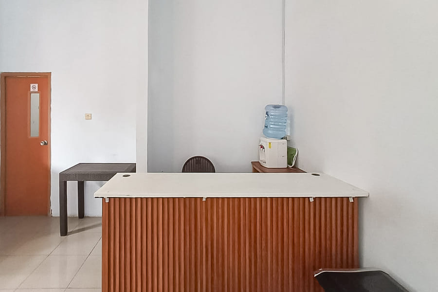 RedDoorz near Stasiun Rawa Buntu