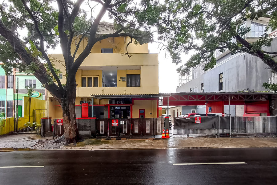 RedDoorz near Stasiun Rawa Buntu