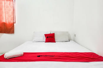 RedDoorz @ Pondok Diana Pantai Ujung Genteng 4