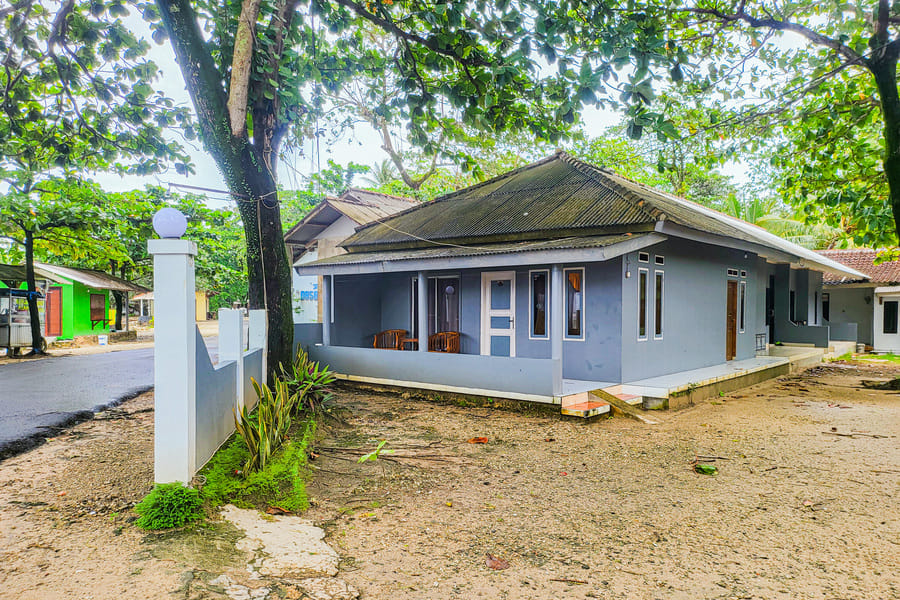 RedDoorz @ Pondok Diana Pantai Ujung Genteng 4