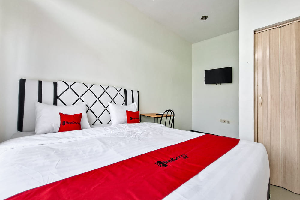 RedDoorz Deluxe Room