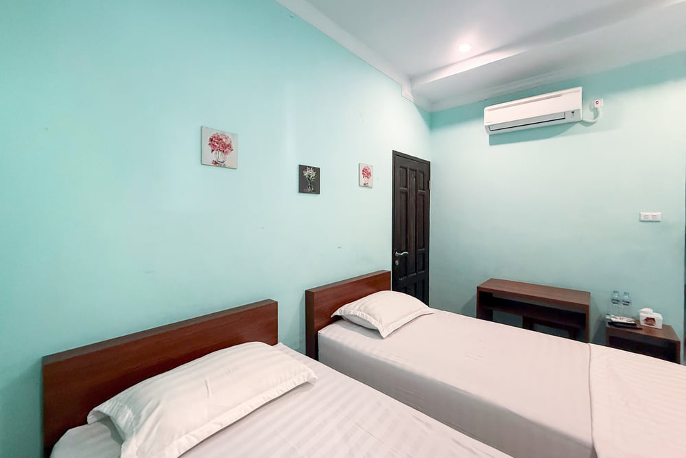 RedDoorz Twin Room