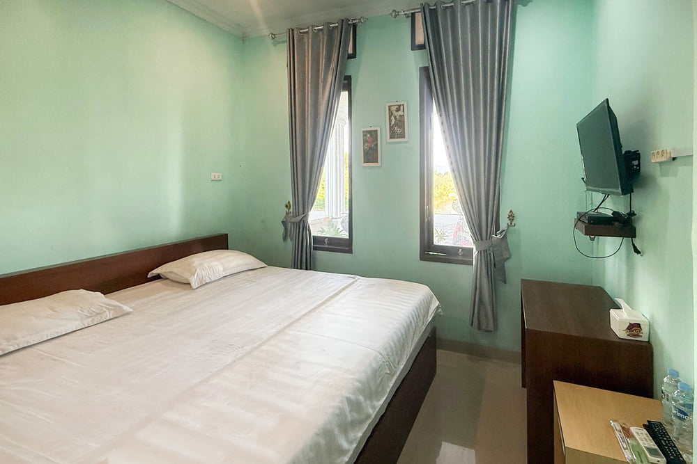 RedDoorz Superior Room