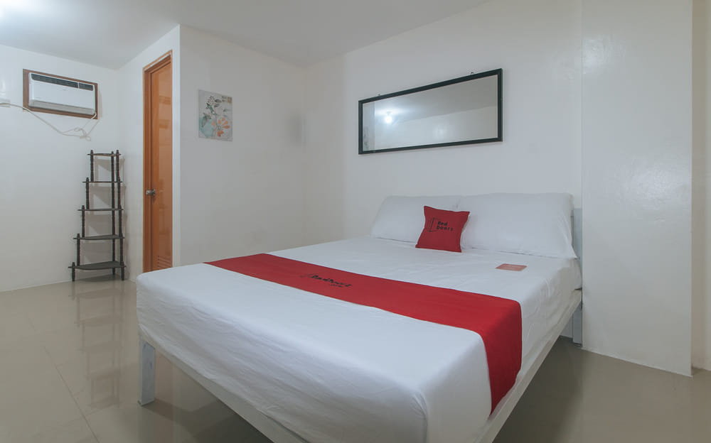 RedDoorz Deluxe Room