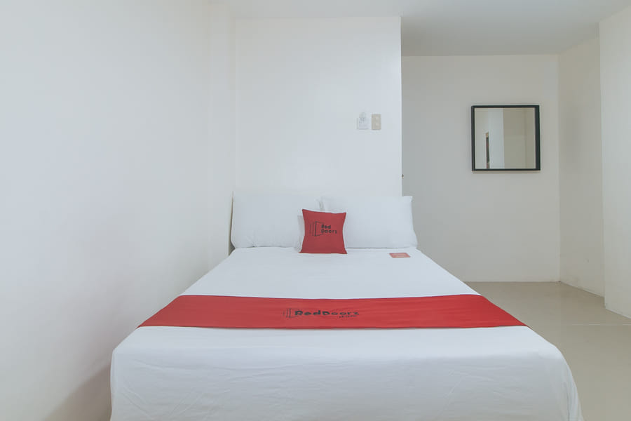 RedDoorz @ FCCG GoldMoon Boutique Hotel