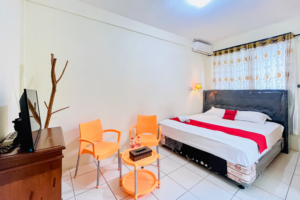 RedDoorz Deluxe Room
