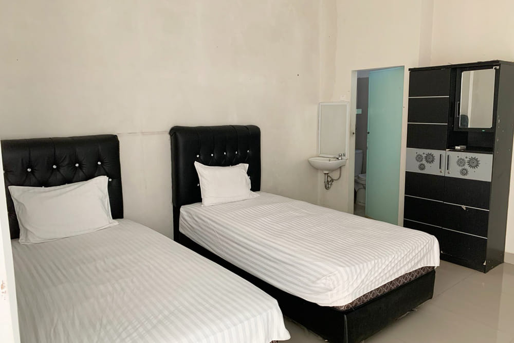 RedDoorz Deluxe Twin Room